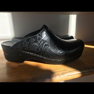 Dansko Sonja tooled design
